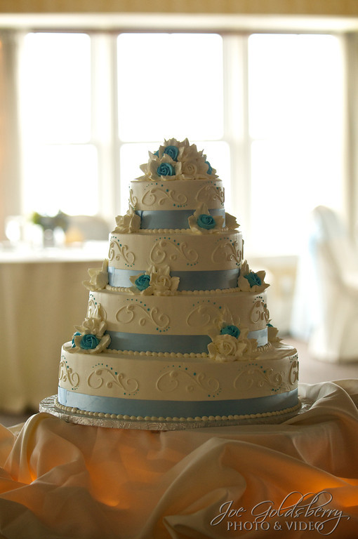 Florence & Steve's cake displays just enough color to stand out. 