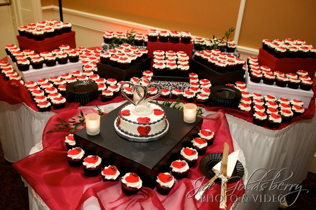 Stephanie & Dan gave their guests a great surprise by surrounding a smaller cake with cupckaes at their wedding. 